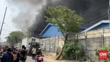 Kebakaran Pabrik Lampu di Tangerang Masih Berkobar Setelah 10 Jam