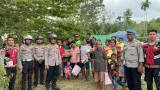 Tembus Medan Terjal, Kapolres Manggarai Timur Salurkan Bantuan ke Warga Terdampak Gempa