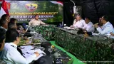 Momen Prabowo Sapa Korban Gempa NTT di Nagekeo dari Atas Mobil Maung