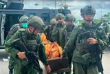 Cara Satgas TNI Mengevakuasi Korban Penembakan di Lembah Curam Yahukimo