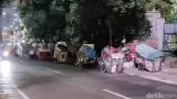Gerobak Sampah Berjejer di Trotoar Tendean, DLH DKI Jakarta Buka Suara