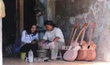 Usaha Gitar Handmade Jadi Jalan Rini Bangkit dan Perkuat Ekonomi Keluarga