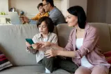 Pendampingan Digital Lebih Utama Dibanding Memata-matai HP Anak