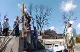 Usai Kebakaran, Masyarakat Bangun kembali Rumah di Desa Adat Sade